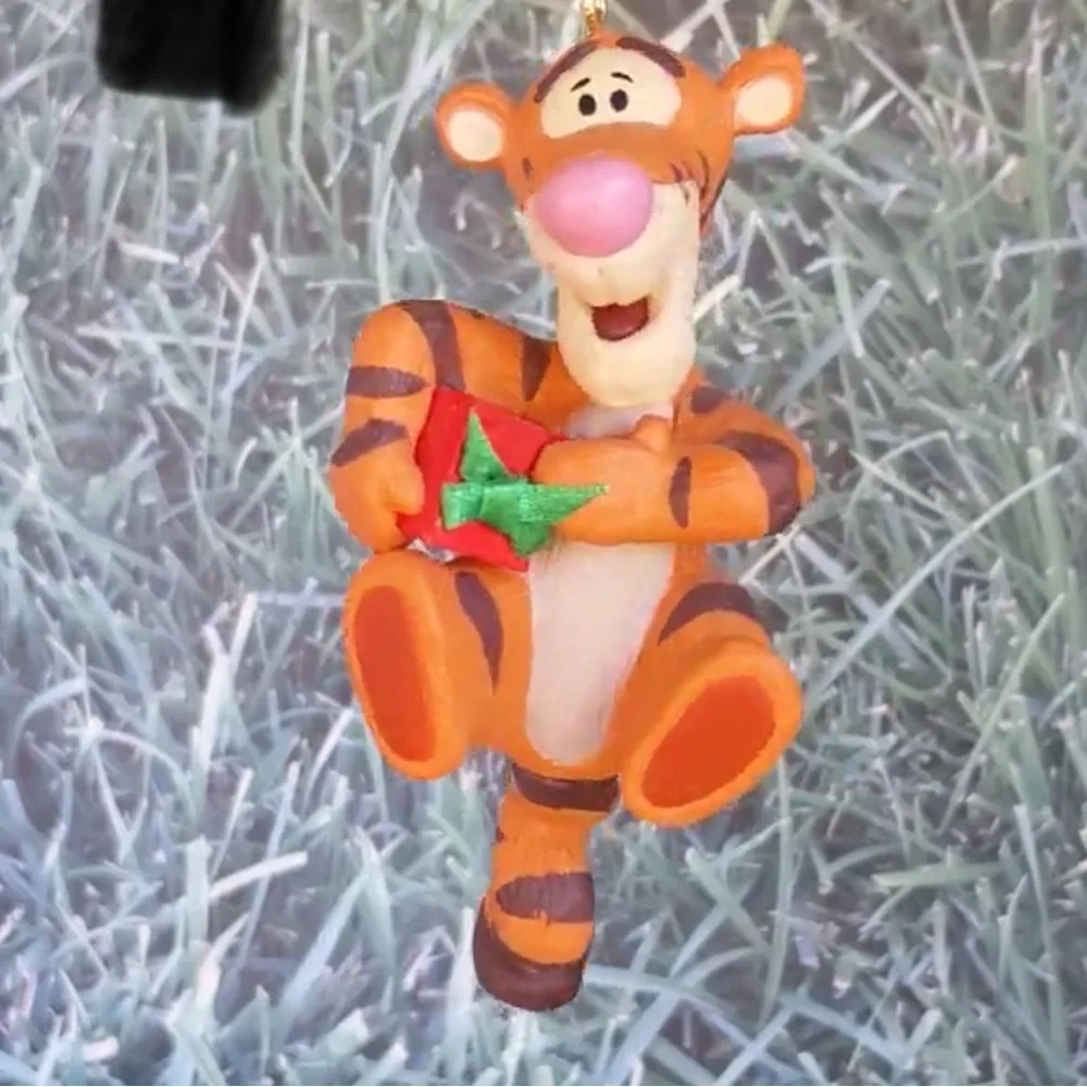 1991 Hallmark keepsake Tigger Figurine with Gift